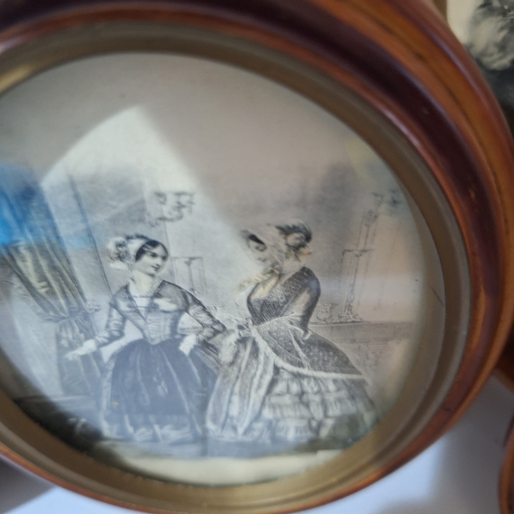Vintage Style Oval Wall Frame Set in Warm Brown and Gold - Picture 5 of 8